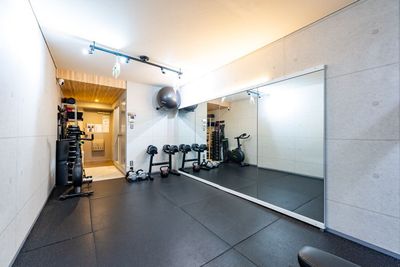 ・コンクリート調のオシャレな空間 - WHITEGYM池袋店 WHITEGYM池袋店/レンタルジムの室内の写真
