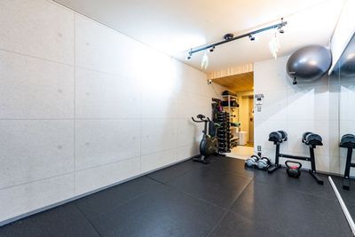 ・4,5人の大人数でも余裕を持ってお使いいただけます - WHITEGYM池袋店 WHITEGYM池袋店/レンタルジムの室内の写真