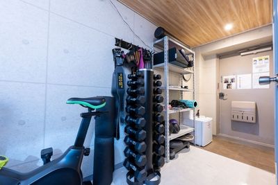 ・Nuo製可変式フレックスベル　2~24kgに可変式
・1~10kg ダンベル
・可変式ケトルベル（3.6~18kgに可変式） - WHITEGYM池袋店 WHITEGYM池袋店/レンタルジムの室内の写真