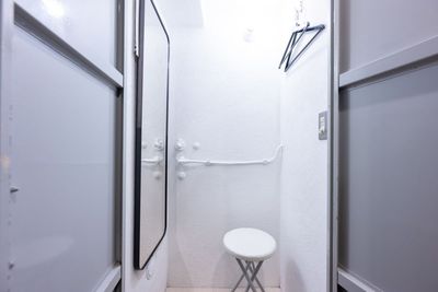 ・更衣室完備 - WHITEGYM池袋店 WHITEGYM池袋店/レンタルジムの室内の写真