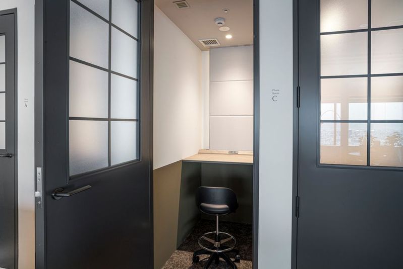 Reqree OBP(リクリー大阪ビジネスパーク) 最上フロア38階 完全個室のフォンブースの室内の写真