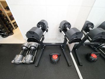 ・NUO製フレックスベル（2kg刻みで2~32kgに可変式）
・可変式ケトルベル　3.6~18kg - WHITEGYM池袋店 WHITEGYM池袋店/レンタルジムの室内の写真