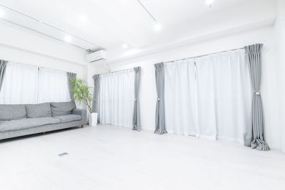 撮影フロアの窓は３面有ります。
２面が南東、１面が北東です。
直射ではないので柔らかな光が差し込みます。 - jaru studio jarustudioの室内の写真