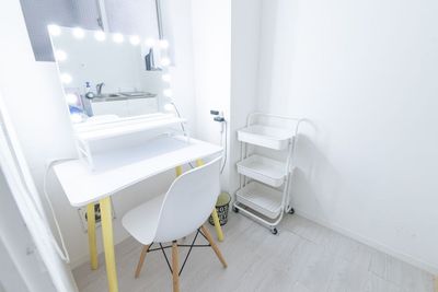 別室のメイクルームです。
ミラー付属のLEDライトは昼光色、電球色の切り替えが可能です。横にUSBポートもあるのでスマートフォン等の充電も可能です。 - jaru studio jarustudioの室内の写真