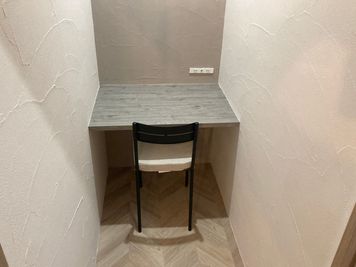 【パーソナルブース・朱雀門】近鉄「大和西大寺駅」徒歩7分の半個室ブース型扉付きオフィス - YAMATO BASE 大和西大寺 コワーキング（EAST）