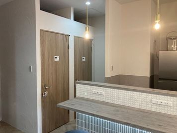 向かって右が朱雀門です。
向かって左が羅城門です。 - YAMATO BASE 大和西大寺 コワーキング（EAST） 【１名】パーソナルブース朱雀門☆高速Wi-Fi！ウェビナーに最適の室内の写真