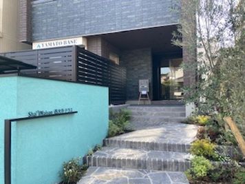 シャーメゾンのアプローチ階段上がって左の扉からお入りください。 - YAMATO BASE 大和西大寺 コワーキング（EAST） 【１名】パーソナルブース朱雀門☆高速Wi-Fi！ウェビナーに最適の外観の写真