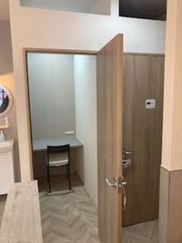 向かって右が朱雀門です。
向かって左が羅城門です。 - YAMATO BASE 大和西大寺 コワーキング（EAST） 【１名】パーソナルブース朱雀門☆高速Wi-Fi！ウェビナーに最適の室内の写真