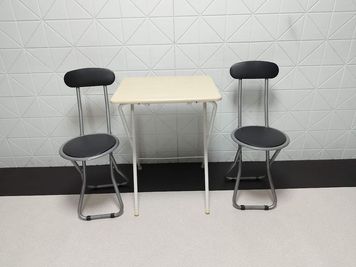 折り畳み式テーブルとイス2脚 - レンタルスタジオ 301 - B Bright新宿301の設備の写真