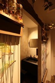 チルラグ中目黒 秘境がテーマの花に囲まれるラグジュアリーシーシャラウンジの室内の写真