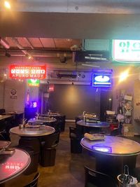 小さな韓国あぷろ四ツ橋南船場店 壁面大モニター有り 壁面大モニター付きレンタルスペース 100名様まで収容可能の室内の写真