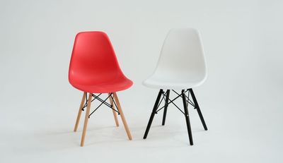 椅子赤×2，白×2 - Studio VEAL Kobe 4月新規OPEN 撮影スタジオ 広い2面白ホリスタジオ、自然光でも撮影できるのレンタルスタジオの設備の写真
