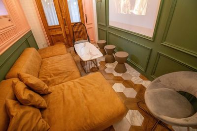 くつろいでいただけるように広めのカウチソファを導入しています。 - レンタルスペース THE ROOMS 赤坂 レンタルスペースTHE ROOMS 赤坂の室内の写真