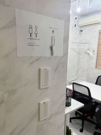 お手洗いはこちらの鍵を使用します。入り口でて右側のトイレをご利用下さい。 - ☆ミーティングルーム☆A号室 下北沢駅徒歩３分☆個室ミーティングルームの室内の写真