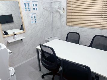 ホワイト基調の綺麗な空間です。 - ☆ミーティングルーム☆A号室 下北沢駅徒歩３分☆個室ミーティングルームの室内の写真