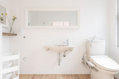 広々とした清潔なトイレは更衣室としてもご利用いただけます - ひろこばぁちゃんのスペース名古屋店 16～30名様専用の設備の写真