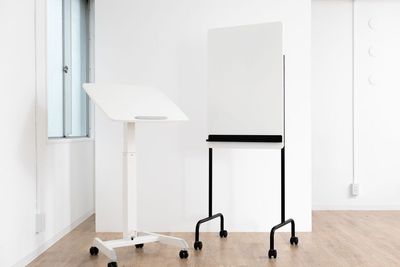 司会台(移動式)、ホワイトボード×2(移動式) - ひろこばぁちゃんのスペース名古屋店 16～30名様専用の設備の写真