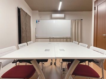【オープン記念価格】シンプルな会議室♪大型ホワイトボード設置 - 1コインレンタルビルWOLF