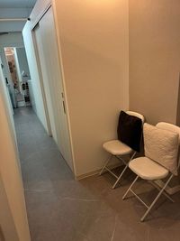 待合椅子も使用OK♪
施術延長や来店タイミングずれによりお客様が同時間帯に被っても安心♪ - Glam　up札幌 総合セルフエステサロン　グラムアップ札幌の設備の写真