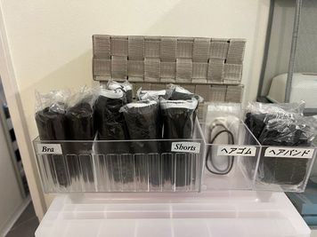 各種消耗備品も完備♪
大型ペーパーシーツもあります。
ブランケット・温熱電気式パッド・クッションなどなど - Glam　up札幌 総合セルフエステサロン　グラムアップ札幌の設備の写真