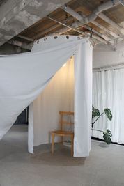 フィッティングルーム吊下げタイプ
直径1200ｍｍの円柱状
レールではなく、めくるタイプです。 - misc. ギャラリーmisc. / 多目的スペースmisc.の設備の写真