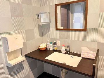 いつも清潔な、あつまるべ自慢のお手洗いです☆拡大鏡もあるので、ゆっくりお化粧直しもできます♪ - わくわくスペース　あつまるべ キッチン付きレンタルスペースのその他の写真