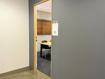 コワーキングスペースmocco加古川　レンタルスペース 【シェアスペースmocco加古川】10名　会議室Bの室内の写真