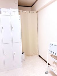 カーテンで玄関エリアとの仕切りができます - 白い部屋  完全個室 | 白金台駅1分  目黒駅12分 期間限定10％OFF |  wifi無料｜備品充実の完全個室の室内の写真