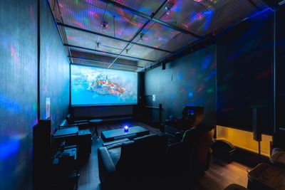 大人数で楽しめるプライベートシアタールーム🎬️
140インチの大迫力スクリーンで、好きなコンテンツを楽しもう！ - 544_アクティブシアター金沢片町 レンタルスペースの室内の写真
