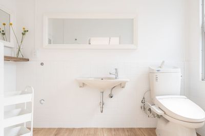 広々とした清潔なトイレは更衣室としてもご利用いただけます - ひろこばぁちゃんのスペース 31～50名様専用の設備の写真