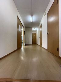 エントランス
各部屋に扉が付いているため
プライバシーが守られます。

レンタルご利用時は更衣室トイレ
含めて全て貸切でご利用頂けます。 - レンタルスペースYM　武蔵浦和スタジオ 武蔵浦和【足にやさしい】広々スタジオ　【駅ちか】【駐車場完備】の室内の写真
