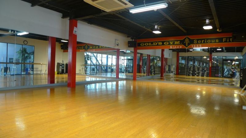最大24人はダンス可能な24坪のダンススタジオ - ゴールドジム行徳千葉アスレチックセンター スタジオの室内の写真