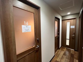 いいオフィス新宿西口 【新宿駅から徒歩1分】1名個室(個室16)の室内の写真