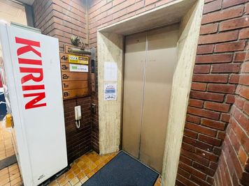いいオフィス新宿西口 【新宿駅から徒歩1分】4名会議室(RoomB)の室内の写真