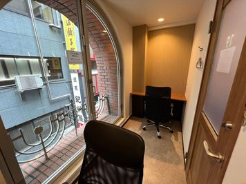 いいオフィス新宿西口 【新宿駅から徒歩1分】2名個室(個室19)の室内の写真