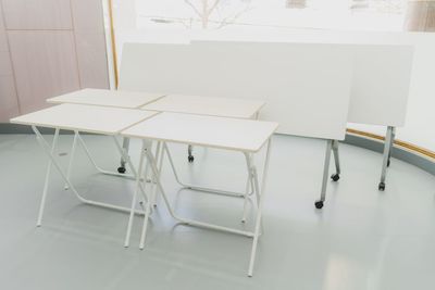 [エントランス内] 机、椅子、会議用テーブルご自由にご利用ください。 - レンタルスペース　スタジオEGG琴似店　Aスタジオ レンタルスペースの室内の写真