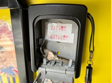 鍵はフックにかけてください。かけないと扉が閉まりません。 - L&Cスペース谷町四丁目駅前 A号室の室内の写真