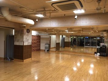 ゴールドジム行徳千葉フィットネスセンタースタジオ ダンススタジオの室内の写真