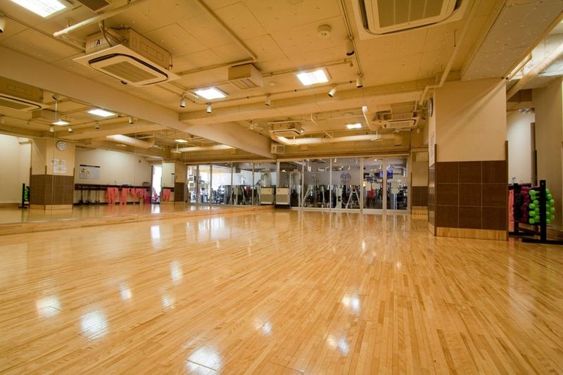 ゴールドジム行徳千葉フィットネスセンタースタジオ ダンススタジオの室内の写真