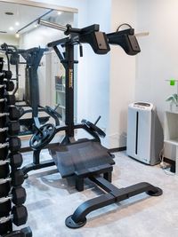 スクワットマシン - Third place gym　9階 パーソナルトレーニングジムの設備の写真