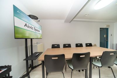 シンプルな内装でビジネス利用にも最適！ - 貸会議室Aivic池袋南口の室内の写真