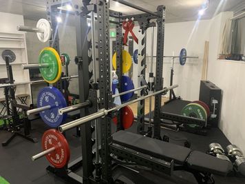 高品質スミス付ハーフラック。プレートは最大285kg。ダンベルは片手41.5kgの可変式。 - GORILLA GUB ATAGO | ゴリラハブ愛宕