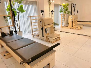 VERT Pilates Studio 表参道 リフォーマー/タワー/ラダーバレルチェア完備！ピラティススタジオの室内の写真