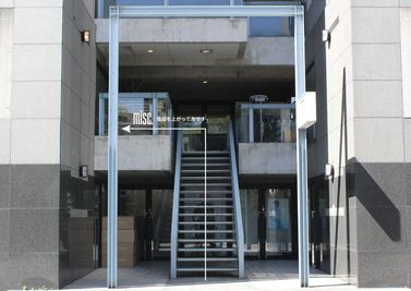 会場は2階にあり、階段でのご案内となります。 - misc. ギャラリーmisc. / 多目的スペースmisc.の入口の写真