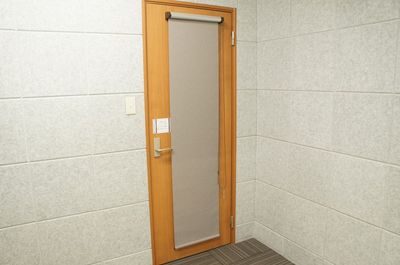 窓付きの扉はロールスクリーンを下ろせば着替えやプライバシーを守ります - はいから個室スタジオ　大森店 Cスタジオ／個人練習専用の個室～楽器・ダンス・ バレエ・ ヨガの設備の写真