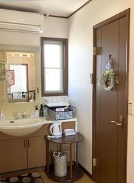 お湯も出る共有スペースの洗面所とトイレ - 女性スタッフ常駐施設【コラボモール】運営元(一社)スリーアクト ホール北ルーム(北側12帖)の設備の写真