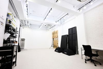 Profotoベースの豊富な機材が無料！/表参道7分/天井高3.7m/屋外喫煙所/人物撮影/モデル撮影/商品撮影/物撮り/白ホリ - スタジオBIANCA表参道