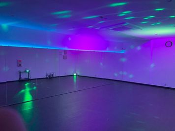 スタジオ内にはミラー上のライトの他、演出用照明もご用意しております。 - スクールにおすすめ！広々ダンススタジオ「D-PARKS国立谷保」 レンタルスタジオ『D-PARKS国立谷保』の室内の写真