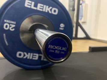 バーベルはROGUEのウエイトリフティングバー20kg - GORILLA GUB ATAGO | ゴリラハブ愛宕 【2名まで】虎ノ門ヒルズ近く。❸プラットフォームスペースの設備の写真