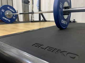 ELEIKO SVRウエイトリフティングプラットフォーム - GORILLA GUB ATAGO | ゴリラハブ愛宕 【2名まで】虎ノ門ヒルズ近く。❸プラットフォームスペースの設備の写真